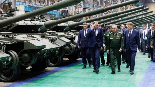 El ministro de Defensa ruso, Serguéi Shoigú, inspeccionó el cumplimiento del pedido de defensa estatal por parte de una empresa de defensa de la región rusa de Omsk, el 19 de abril de 2024 - Sputnik Mundo