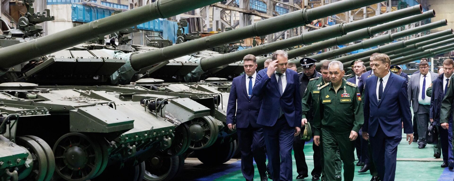 El ministro de Defensa ruso, Serguéi Shoigú, inspeccionó el cumplimiento del pedido de defensa estatal por parte de una empresa de defensa de la región rusa de Omsk, el 19 de abril de 2024 - Sputnik Mundo, 1920, 19.04.2024