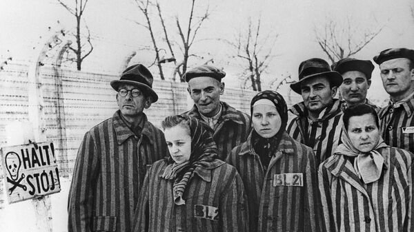 Prisioneros del campo de concentración de Auschwitz antes de su liberación por el Ejército Rojo - Sputnik Mundo