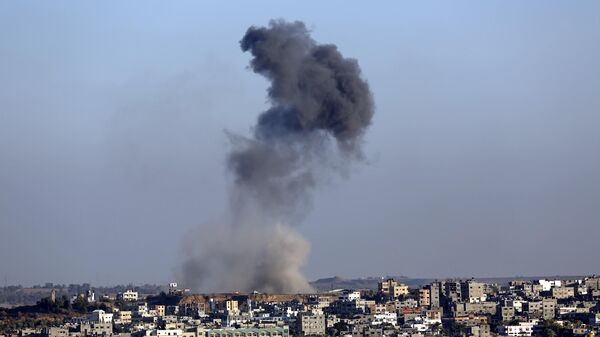 Altas columnas de humo se elevan desde un ataque con misiles israelíes en la ciudad de Gaza  - Sputnik Mundo