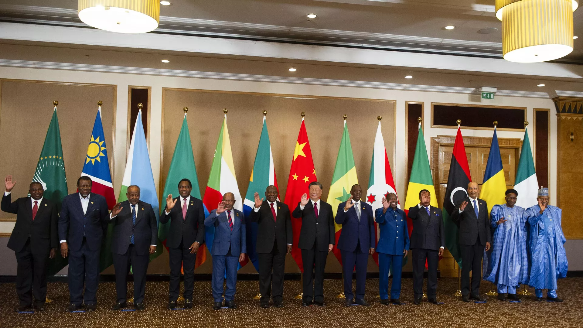 El presidente de China, Xi Jinping,  y el presidente sudafricano, Cyril Ramaphosa, posan para una fotografía en la Mesa Redonda de Diálogos de Líderes China-África el último día de la Cumbre BRICS, en Johannesburgo, Sudáfrica - Sputnik Mundo, 1920, 19.04.2024