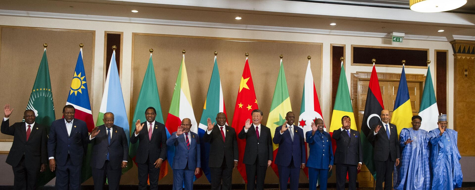 El presidente de China, Xi Jinping,  y el presidente sudafricano, Cyril Ramaphosa, posan para una fotografía en la Mesa Redonda de Diálogos de Líderes China-África el último día de la Cumbre BRICS, en Johannesburgo, Sudáfrica - Sputnik Mundo, 1920, 19.04.2024