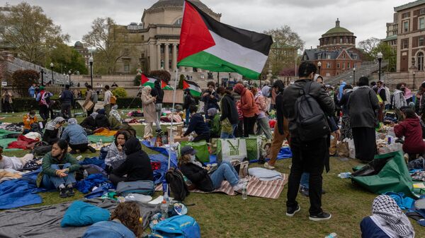 Estudiantes en una protesta contra Israel y en favor de Palestina en la Universidad de Columbia - Sputnik Mundo