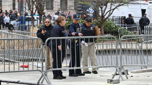 La Policía de Nueva York en la zona donde un hombre se inmoló frente a una corte de Nueva York - Sputnik Mundo