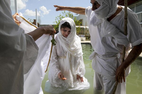 Una mujer participa en un ritual de purificación durante su ceremonia de boda en Irak. - Sputnik Mundo