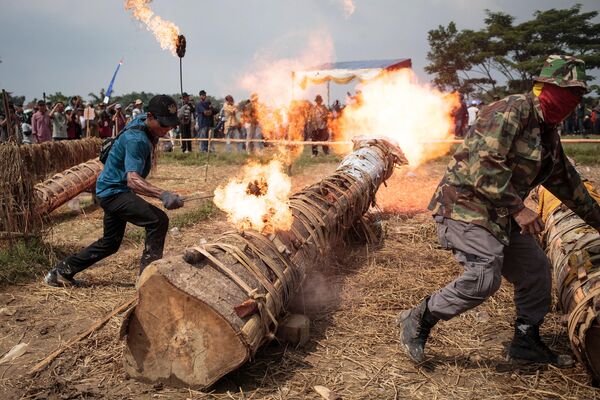 Hombres disparan cañones tradicionales y emiten sonidos explosivos durante el festival Kuluwung, que se celebra anualmente pocos días después de Eid al Fitr, en la ciudad indonesia de Bogor. - Sputnik Mundo
