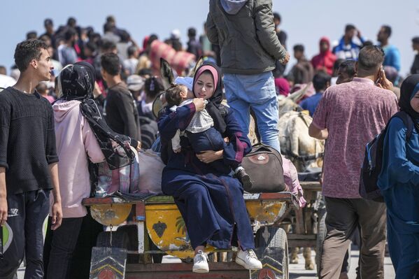 Palestinos desplazados intentan regresar a pie desde el centro hacia el norte de la Franja de Gaza. - Sputnik Mundo