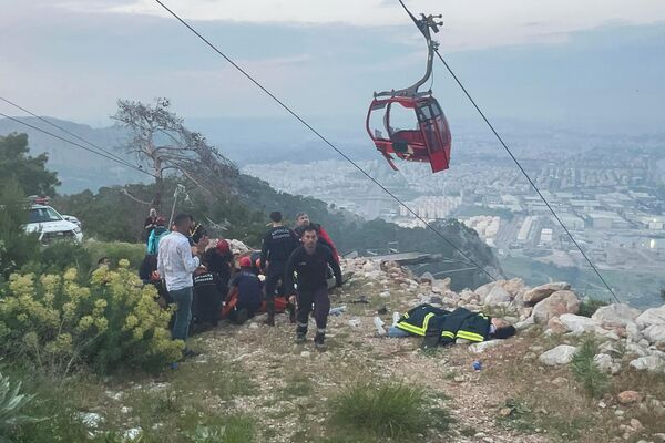 Miembros de los equipos de rescate y emergencia trabajan con los pasajeros de un teleférico a las afueras de Antalya, en el sur de Turquía, tras un accidente. - Sputnik Mundo