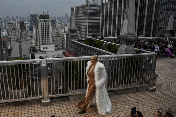 Una modelo muestra una creación de Joao Pimenta durante la Semana de la Moda de Sao Paulo, Brasil. - Sputnik Mundo