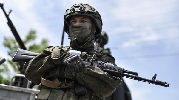 Un militar ruso de una unidad antiaérea de un grupo móvil de respuesta rápida  - Sputnik Mundo
