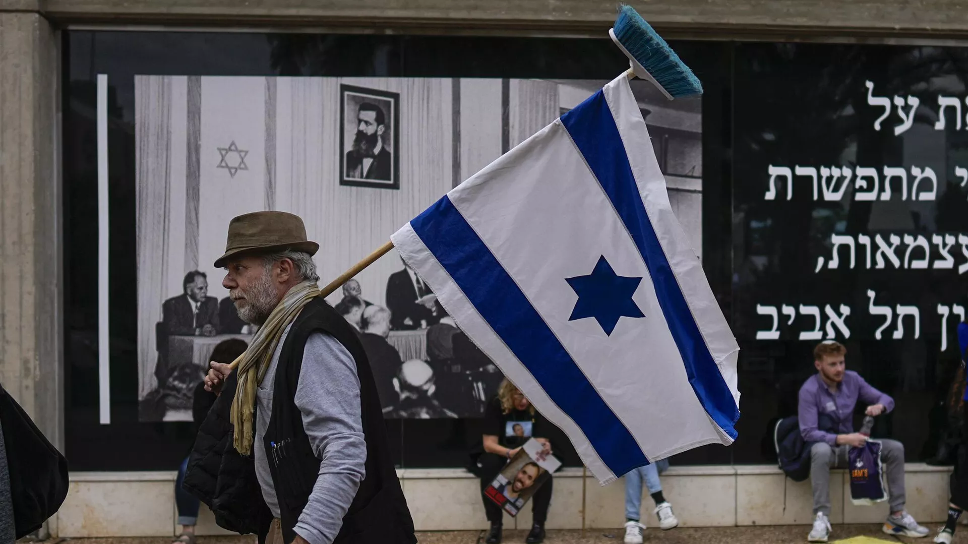 Un hombre con la bandera de Israel  - Sputnik Mundo, 1920, 28.04.2024