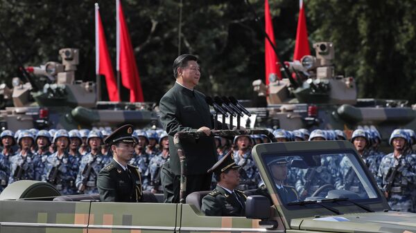 Xi Jinping, el presidente chino, inspecciona unidades del Ejército Popular de Liberación en Hong Kong (China), el 30 de junio de 2017 - Sputnik Mundo