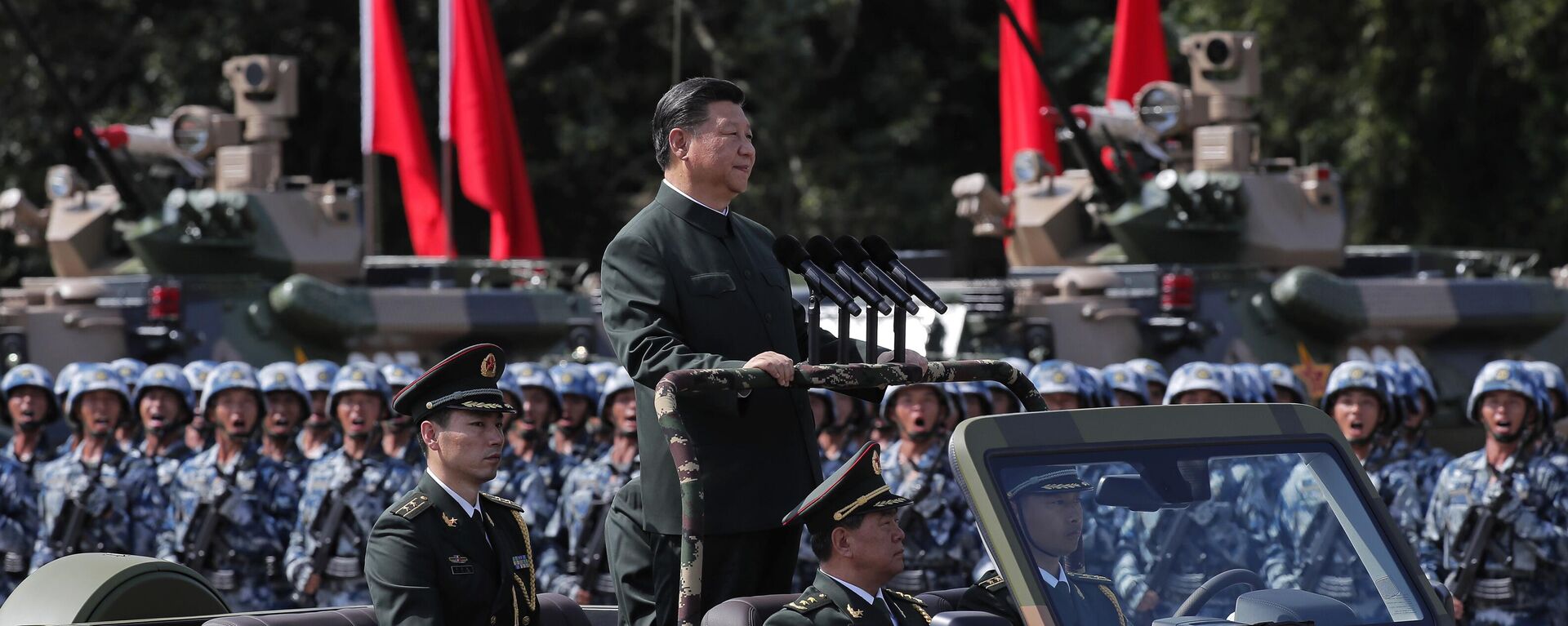 Xi Jinping, el presidente chino, inspecciona unidades del Ejército Popular de Liberación en Hong Kong (China), el 30 de junio de 2017 - Sputnik Mundo, 1920, 20.04.2024