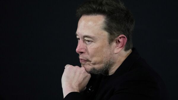 Elon Musk, director ejecutivo de Tesla y SpaceX, hace una pausa durante un evento de conversación con el primer ministro británico en Londres, el 2 de noviembre de 2023 - Sputnik Mundo