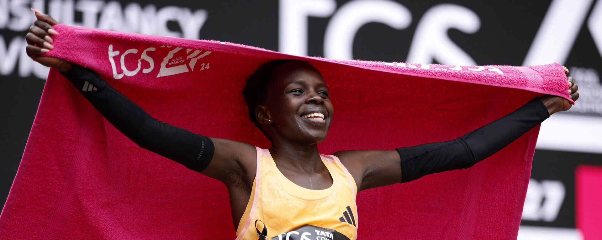 Peres Jepchirchir, atleta de Kenia, reacciona tras ganar la carrera femenina del Maratón de Londres, Reino Unido, el 21 de abril de 2024  - Sputnik Mundo, 1920, 21.04.2024