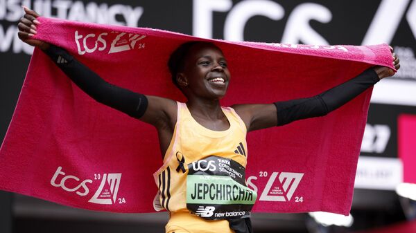 Peres Jepchirchir, atleta de Kenia, reacciona tras ganar la carrera femenina del Maratón de Londres, Reino Unido, el 21 de abril de 2024  - Sputnik Mundo