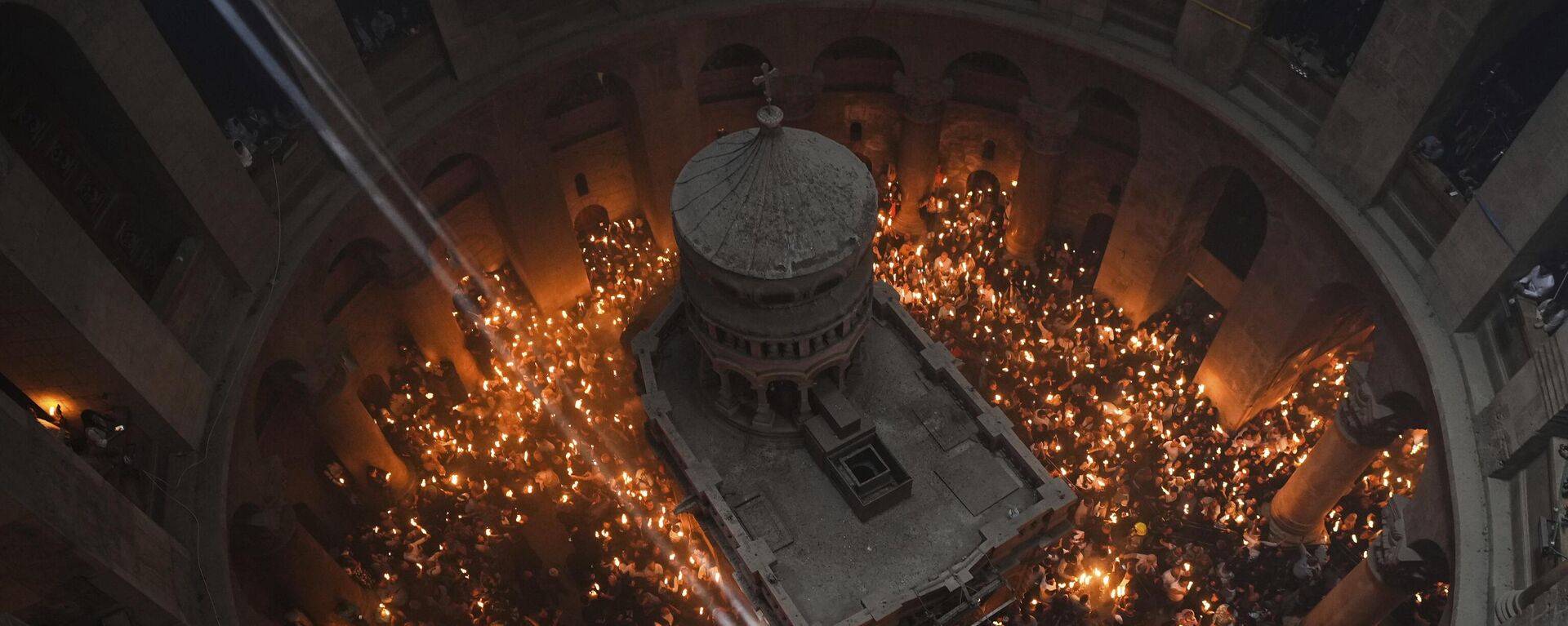 Peregrinos cristianos sostienen velas durante la ceremonia del Fuego Sagrado, un día antes de Pascua, en la Iglesia del Santo Sepulcro, el 15 de abril - Sputnik Mundo, 1920, 21.04.2024
