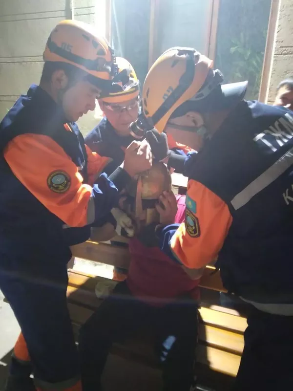 Los rescatadores del Ministerio de Situaciones de Emergencia de Kazajistán retiran el casco de la cabeza de un hombre - Sputnik Mundo