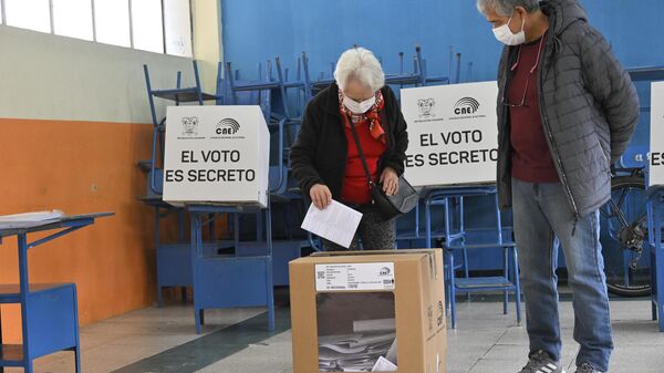 Cierran las urnas en Ecuador e inicia el conteo de votos de la consulta - Sputnik Mundo
