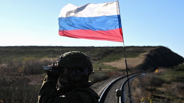 Un militar ruso realiza trabajos de combate en un tren blindado especial en la dirección de Krasni Limán  - Sputnik Mundo