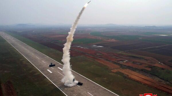 Las Fuerzas Armadas de Corea del Norte hicieron un simulacro este domingo de lanzamiento de cohetes. - Sputnik Mundo