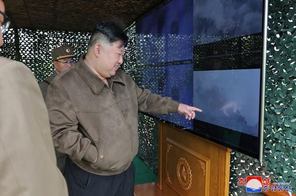 El ejercicio, al que asistió el dirigente del país, Kim Jong-un, consistió en &quot;disparar proyectiles desde un lanzacohetes múltiple supergrande con una cabeza nuclear simulada&quot;, señala ATCC.  - Sputnik Mundo