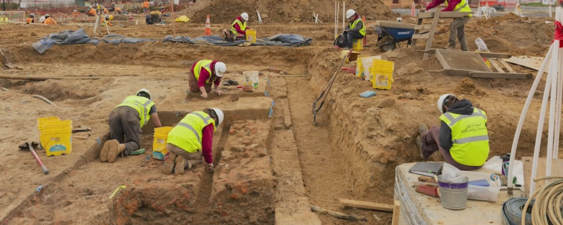 Los arqueólogos descubrieron los cimientos de una casa del siglo XVII durante la construcción del nuevo Centro Arqueológico en Colonial Williamsburg. - Sputnik Mundo, 1920, 24.04.2024