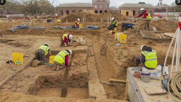 Los arqueólogos descubrieron los cimientos de una casa del siglo XVII durante la construcción del nuevo Centro Arqueológico en Colonial Williamsburg. - Sputnik Mundo