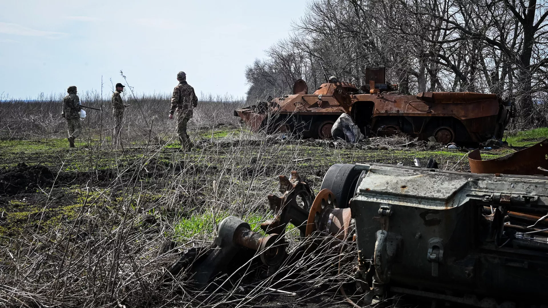 Militares ucranianos inspeccionan restos de vehículos blindados destruidos - Sputnik Mundo, 1920, 27.04.2024