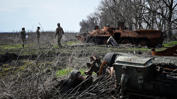 Militares ucranianos inspeccionan restos de vehículos blindados destruidos - Sputnik Mundo