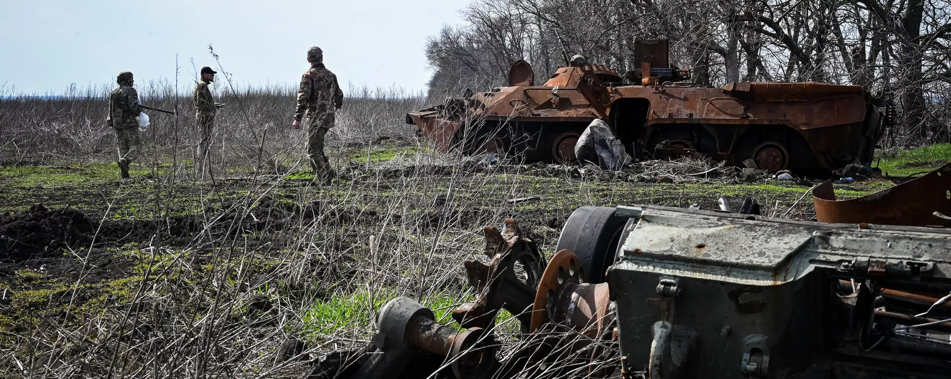 Militares ucranianos inspeccionan restos de vehículos blindados destruidos - Sputnik Mundo, 1920, 27.04.2024