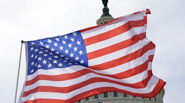 Bandera de Estados Unidos en la fachada del Capitolio - Sputnik Mundo