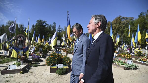 El ministro de Exteriores ucraniano, Dmitró Kuleba, junto con el secretario de Estado de EEUU Antony J. Blinken, en un cementerio en Ucrania - Sputnik Mundo