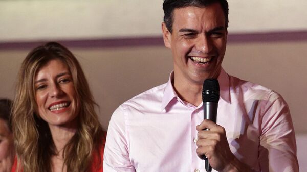 Begoña Gómez, la esposa del presidente del Gobierno español, Pedro Sánchez, junto con su marido - Sputnik Mundo