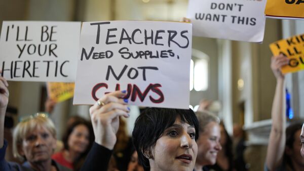 Protestas contra ley en Tennessee que permite a maestros usar armas - Sputnik Mundo