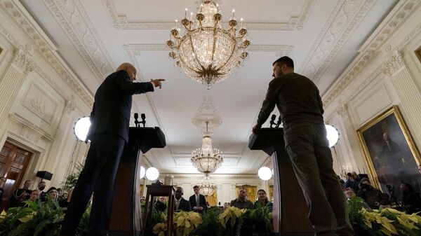 El presidente de EEUU, Joe Biden, y el presidente de Ucrania, Volodímir Zelenski - Sputnik Mundo