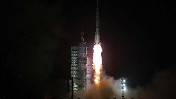 China lanza con éxito su nave espacial Shenzhou-18 - Sputnik Mundo