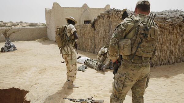 Tropas chadianas participan con las fuerzas especiales nigerianas vigiladas por un soldado de las fuerzas especiales estadounidenses (archivo)  - Sputnik Mundo