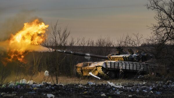 Un tanque ucraniano dispara contra posiciones rusas en la región de Donetsk (archivo)  - Sputnik Mundo