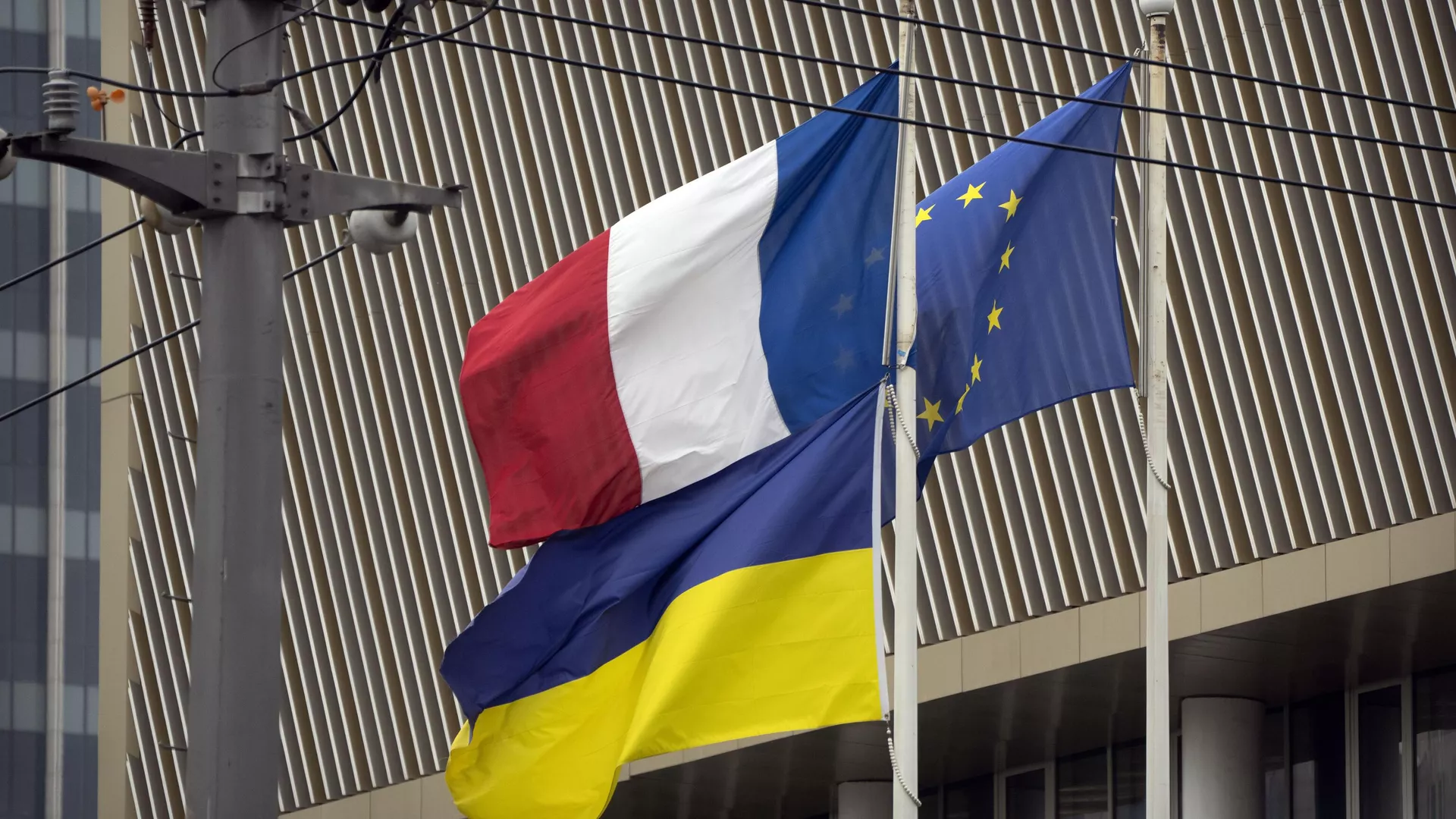 Banderas de Francia, Ucrania y la Unión Europea - Sputnik Mundo, 1920, 26.04.2024