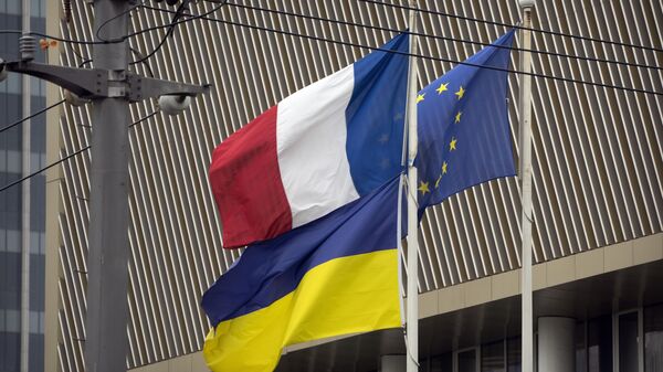 Banderas de Francia, Ucrania y la Unión Europea - Sputnik Mundo