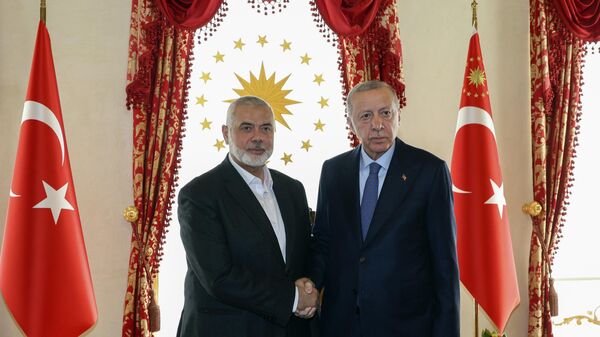 El jefe de la oficina política del movimiento palestino Hamás, Ismail Haniya, junto con el presidente turco, Recep Tayyip Erdogan  - Sputnik Mundo