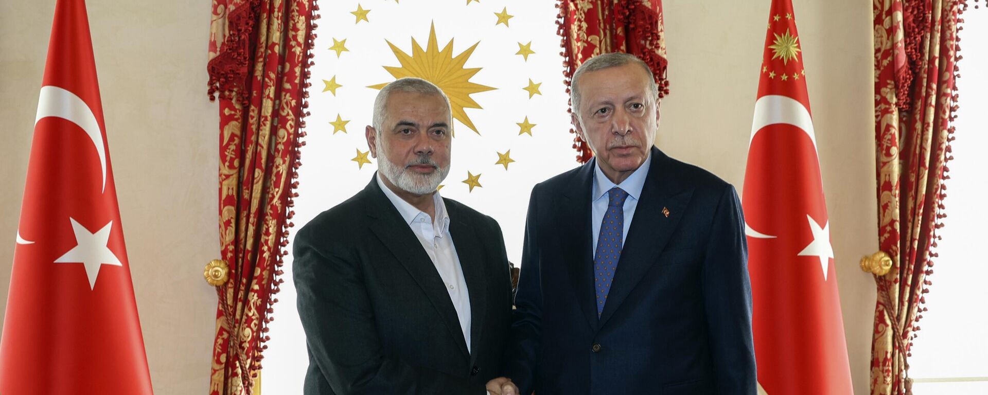 El jefe de la oficina política del movimiento palestino Hamás, Ismail Haniya, junto con el presidente turco, Recep Tayyip Erdogan  - Sputnik Mundo, 1920, 26.04.2024