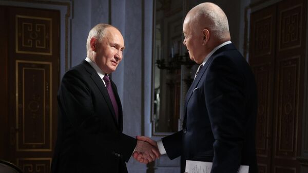 El presidente de Rusia, Vladímir Putin, y el director general del grupo mediático Rossiya Segodnya (casa matriz de la agencia Sputnik),  Dmitri Kiseliov - Sputnik Mundo