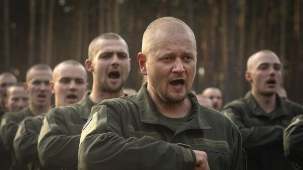 Soldados recién reclutados celebran el final de su entrenamiento en una base militar cerca de Kiev, Ucrania, el 25 de septiembre de 2023  - Sputnik Mundo