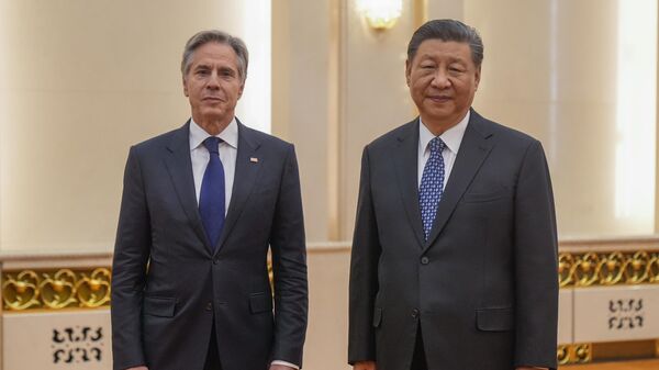 El secretario de Estado estadounidense, Antony Blinken, se reúne con el presidente chino, Xi Jinping, en el Gran Salón del Pueblo, China, el 26 de abril de 2024 - Sputnik Mundo