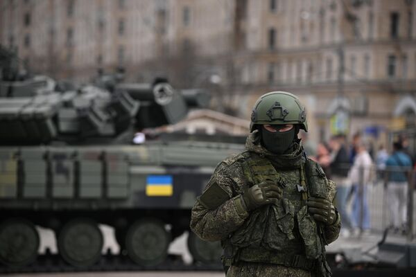 Un militar ruso en el salón de trofeos militares, que se inaugurará el 1 de mayo y durará un mes. - Sputnik Mundo