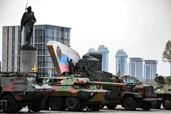 Equipo de guerra capturado por militares rusos durante la operación especial. De izquierda a derecha: un transporte blindado de personal Sisu XA-180, un tanque francés AMX-10RC, un vehículo de combate británico Mastiff. - Sputnik Mundo