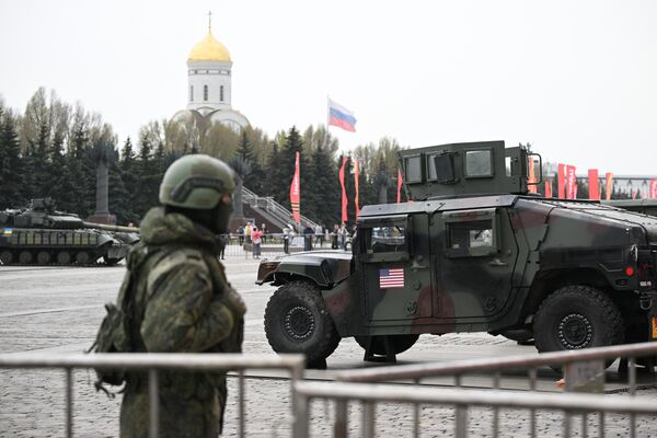 Un militar ruso está observando un HMMWV, vehículo utilitario todoterreno estadounidense en servicio principalmente en las Fuerzas Armadas de los Estados Unidos. - Sputnik Mundo