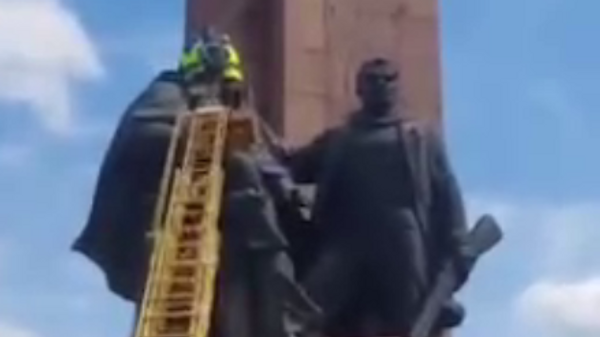En Ucrania desmantelan un monumento a los soldados soviéticos - Sputnik Mundo
